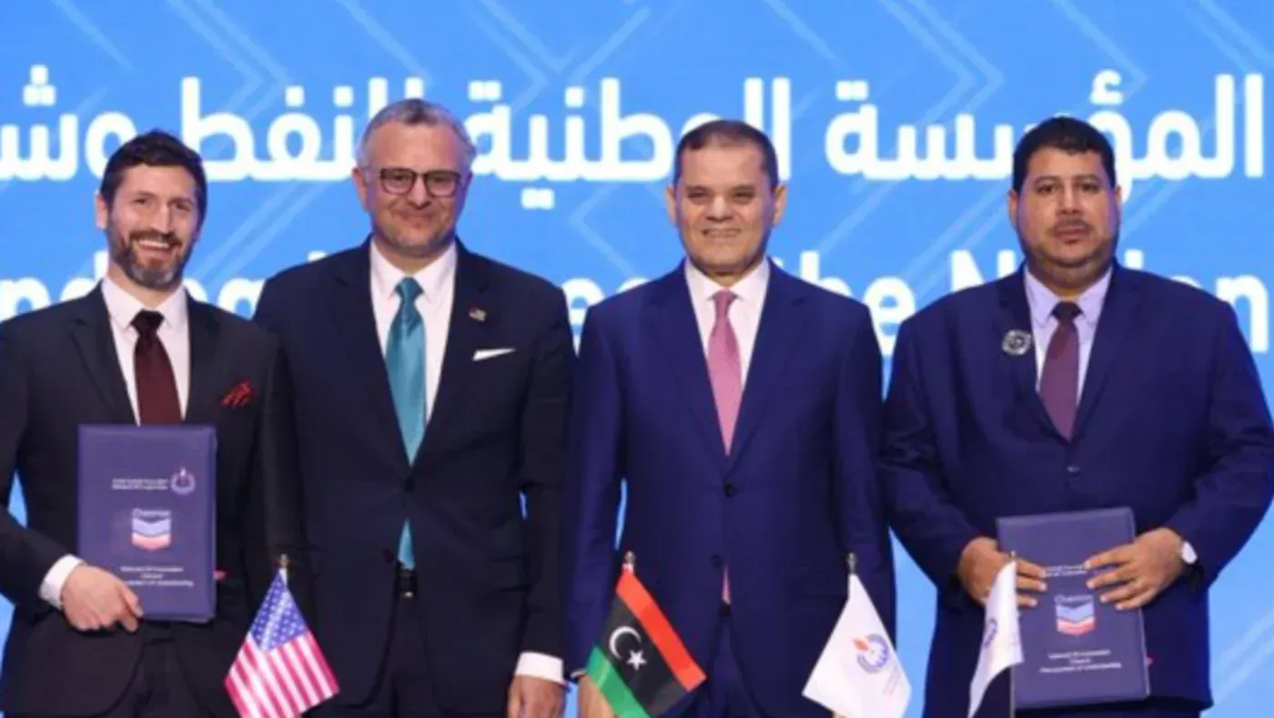 توقيع اتفاقية تطوير النفط بين الحكومة الليبية وشركتي توتال إنرجي وكونوكو فيليبس، بحضور مسؤولين من القطاعين.