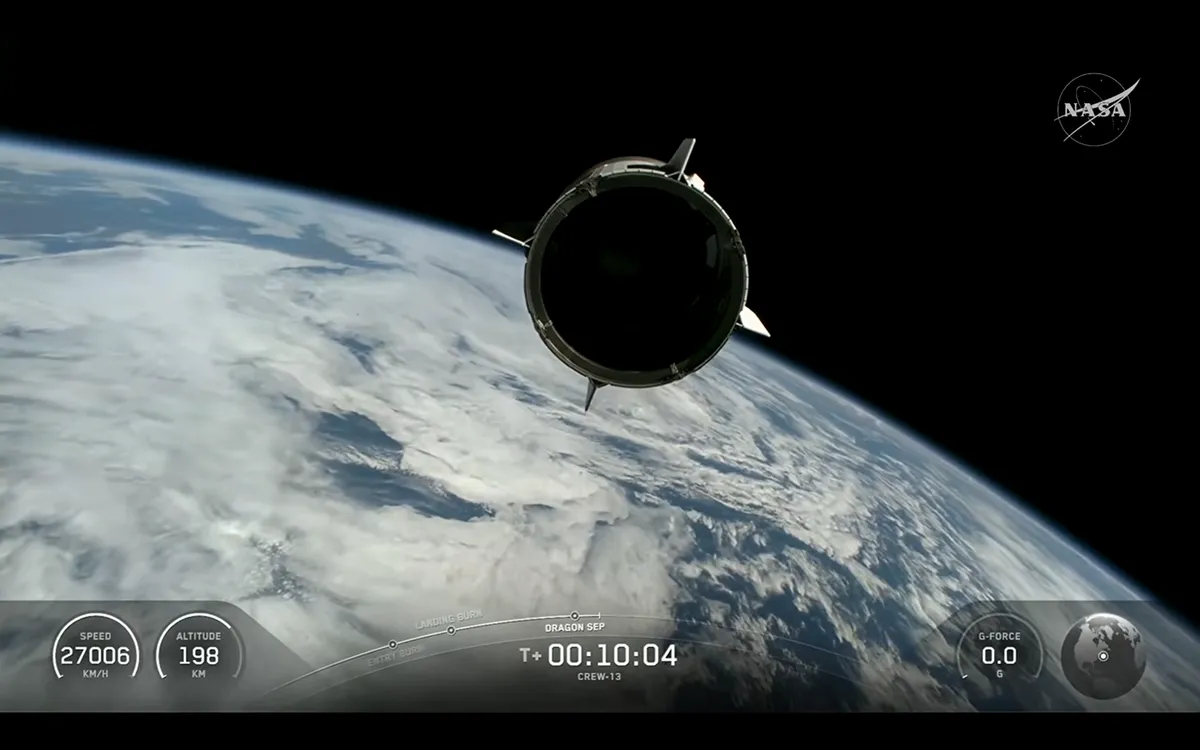 كبسولة Crew Dragon Grace تنفصل عن المرحلة الثانية لصاروخ Falcon 9 فوق الأرض بسرعة 27006 كم/س في رحلة Crew-13 نحو محطة الفضاء الدولية.