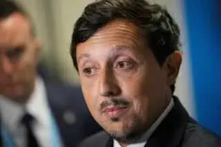 رحيل بابلو لونجوريا، رئيس نادي مارسيليا السابق، بعد فشل النادي في تحقيق الألقاب واستعادة الاستقرار.