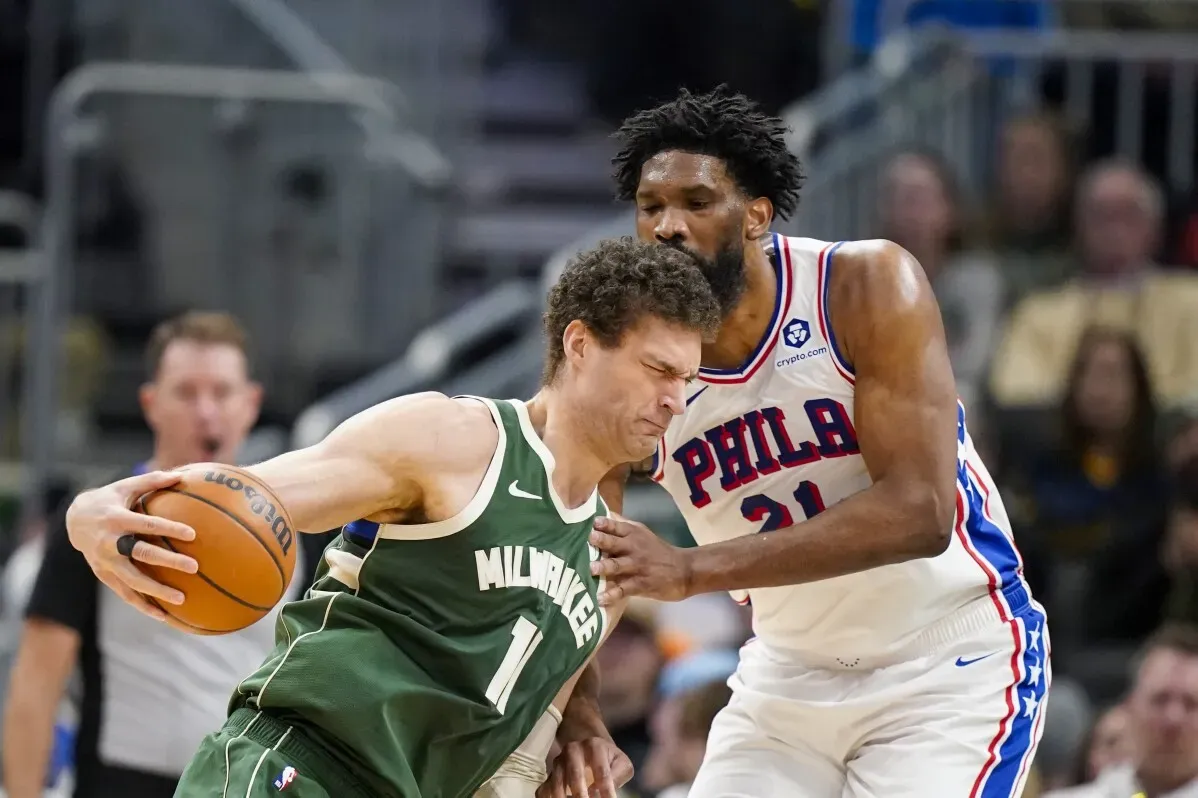 لاعب باكس يحاول السيطرة على الكرة وسط ضغط من لاعب 76ers، في مباراة انتهت بفوز ميلووكي 127-76.
