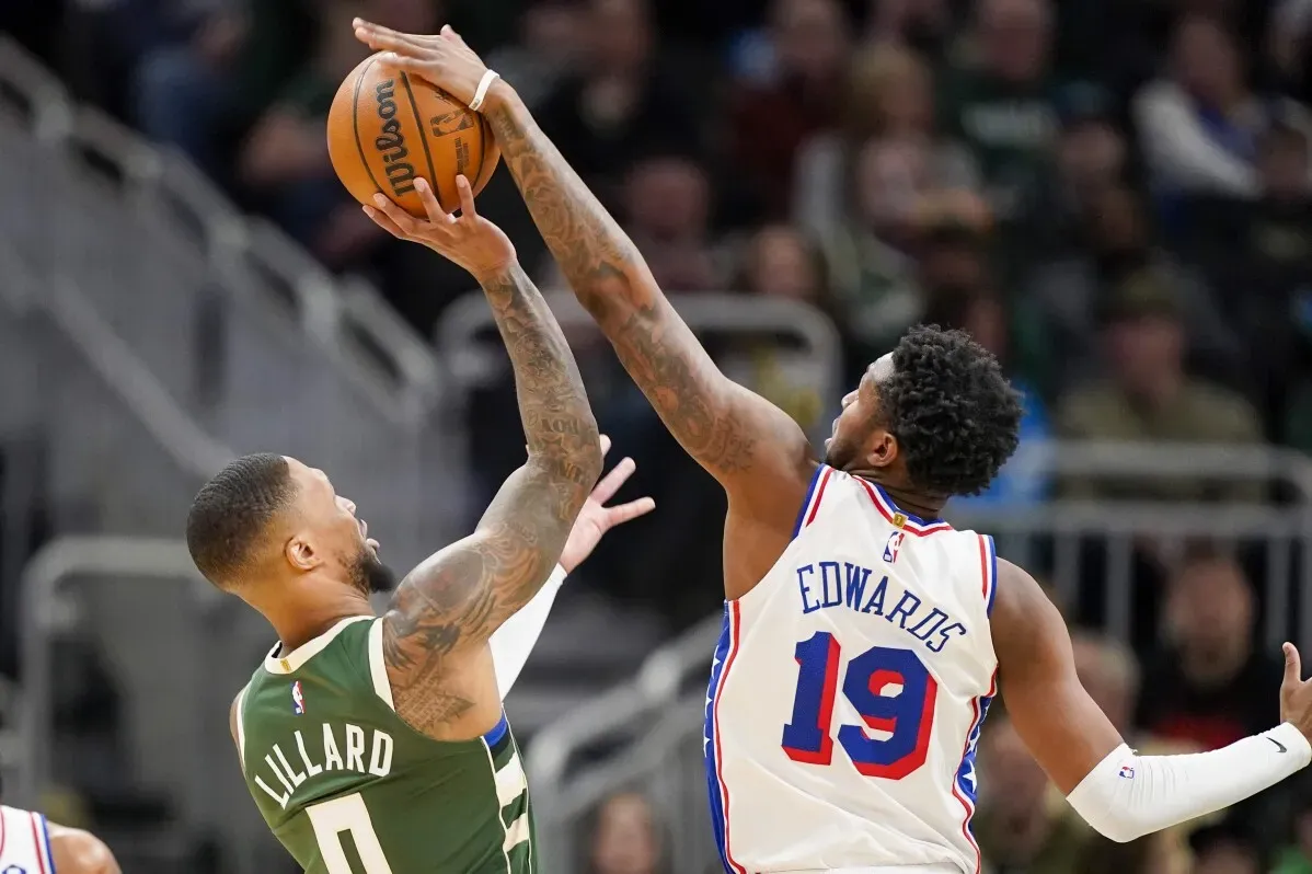 داميان ليلارد يسجل نقطة بينما يتصدى له إدواردز من فريق 76ers، في مباراة باكس ضد 76ers.