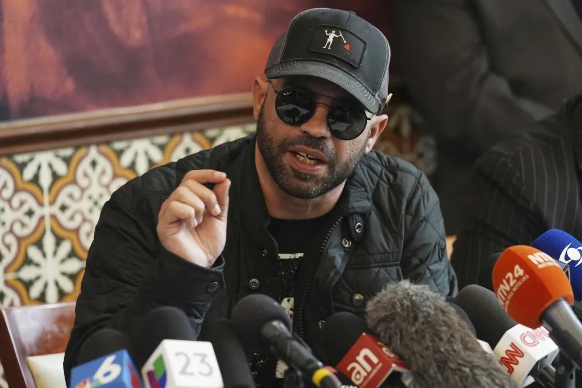سيناتور ليندسي غراهام يتحدث في مؤتمر صحفي، مع مجموعة من الصحفيين حوله، معبراً عن موقفه من العفو عن مثيري الشغب في الكابيتول.