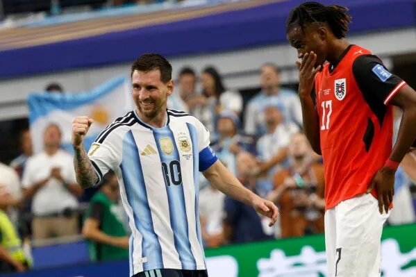 ميسي يحتفل بعد تسجيل هدفه الثامن عشر في كأس العالم، بينما يظهر لاعب النمسا متأثراً في المباراة التي أقيمت في تكساس.