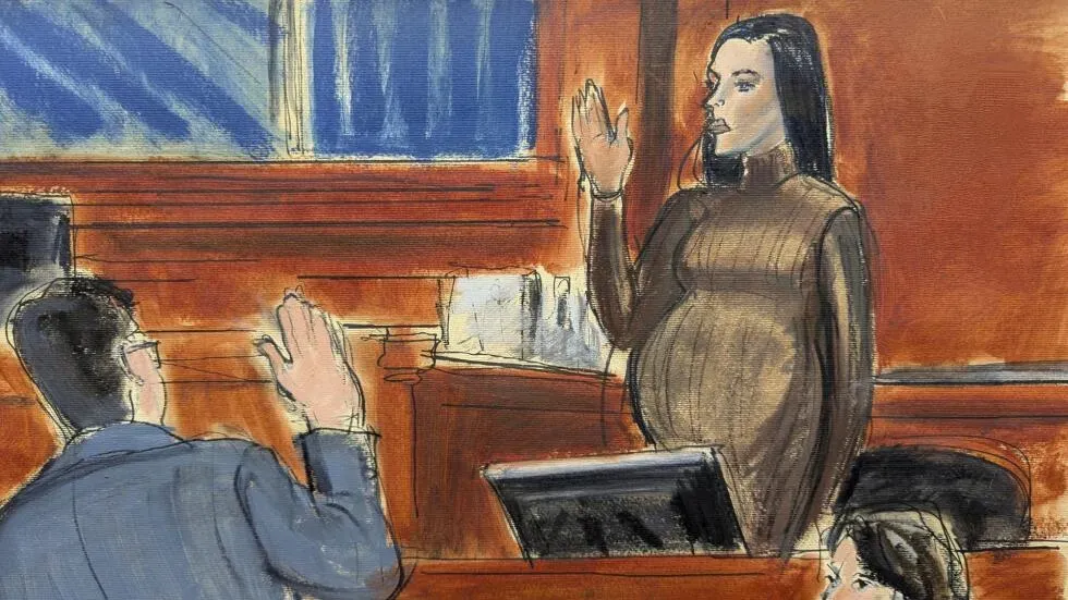 كاسي تشهد في المحكمة، مرتدية سترة ضيقة، بينما ترفع يدها لأداء قسم الشهادة، في محاكمة تتعلق باتهامات بالاعتداء.
