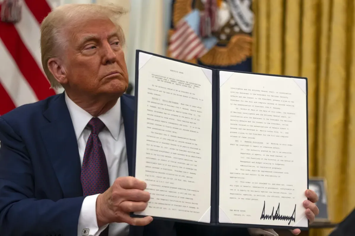 ترامب يحمل أمرًا تنفيذيًا جديدًا في المكتب البيضاوي، يهدف إلى تغييرات في السياسة الأمريكية والذكاء الاصطناعي.