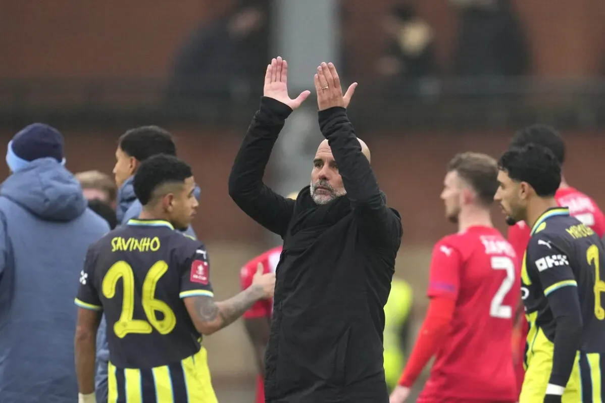بيب جوارديولا، مدرب مانشستر سيتي، يحيي الجماهير بعد مباراة فريقه في كأس الاتحاد الإنجليزي.