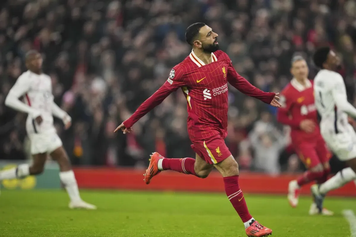 محمد صلاح يحتفل بتسجيل هدف مع ليفربول في مباراة دوري أبطال أوروبا، حيث يسعى الفريق لراحة نجومه قبل مواجهة آيندهوفن.