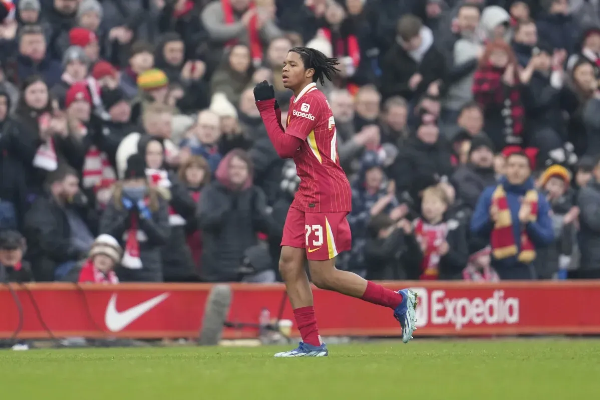 لاعب ليفربول ريو نغوموها يحتفل بعد تسجيل هدف في مباراة كأس الاتحاد الإنجليزي ضد أكرينجتون ستانلي، وسط جمهور متحمس.