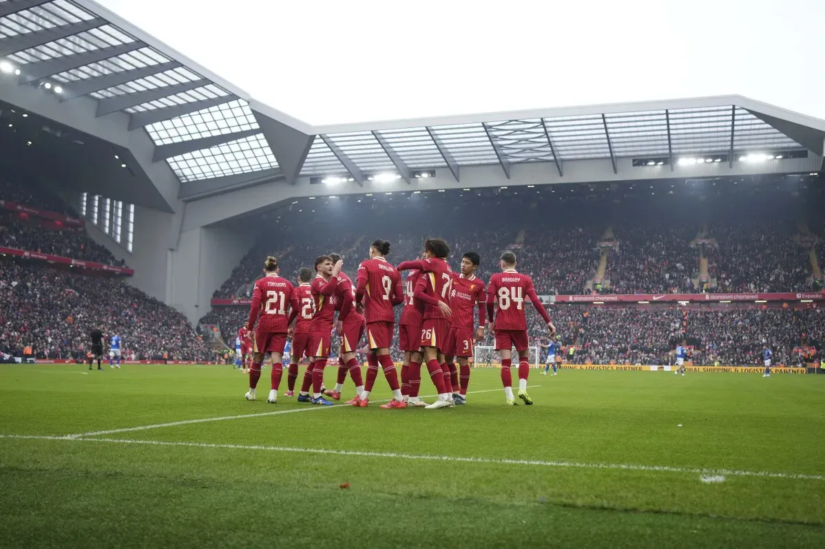 فريق ليفربول يحتفل بتسجيل هدف في مباراة كأس الاتحاد الإنجليزي ضد أكرينجتون ستانلي في أنفيلد، بحضور جماهيري كبير.