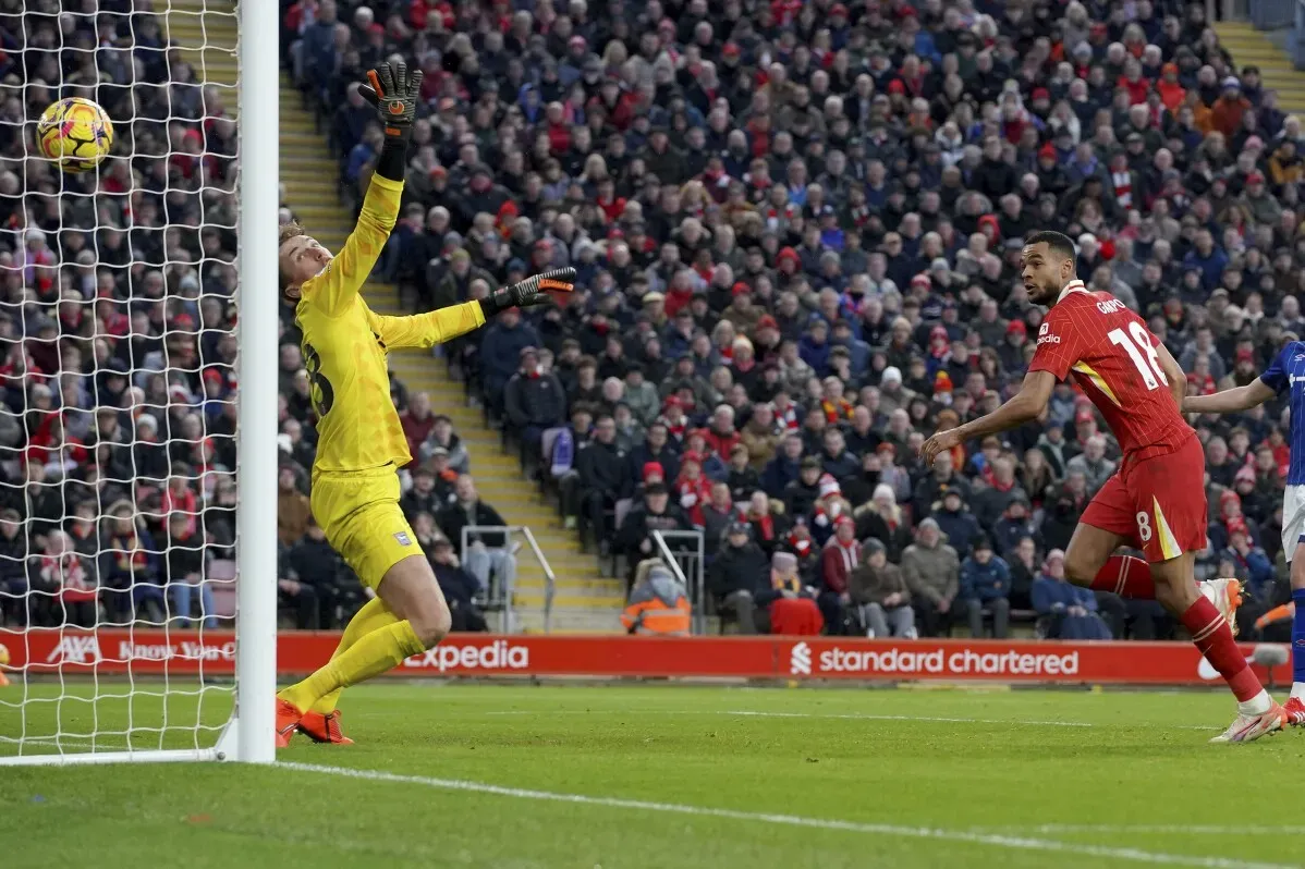 محمد صلاح يسجل هدفه رقم 100 في الدوري الإنجليزي الممتاز، بينما يحاول حارس إبسويتش التصدي للكرة في مباراة ليفربول.
