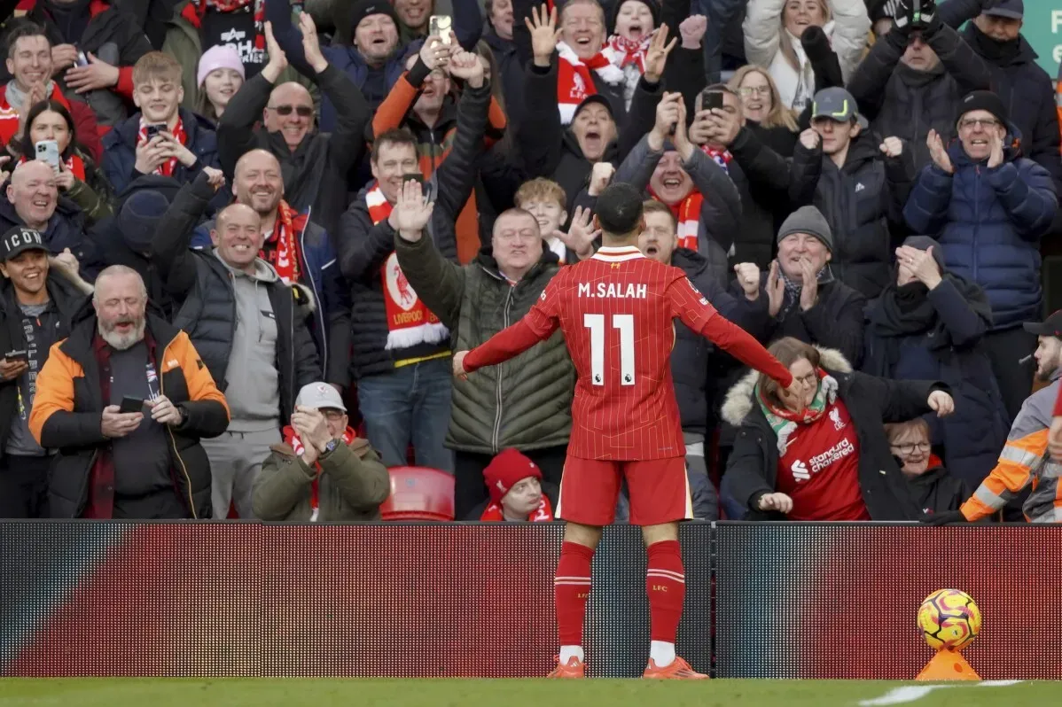 محمد صلاح يحتفل بتسجيل هدفه رقم 100 في الدوري أمام جماهير ليفربول، خلال مباراة فاز فيها الفريق 4-1 على إبسويتش.