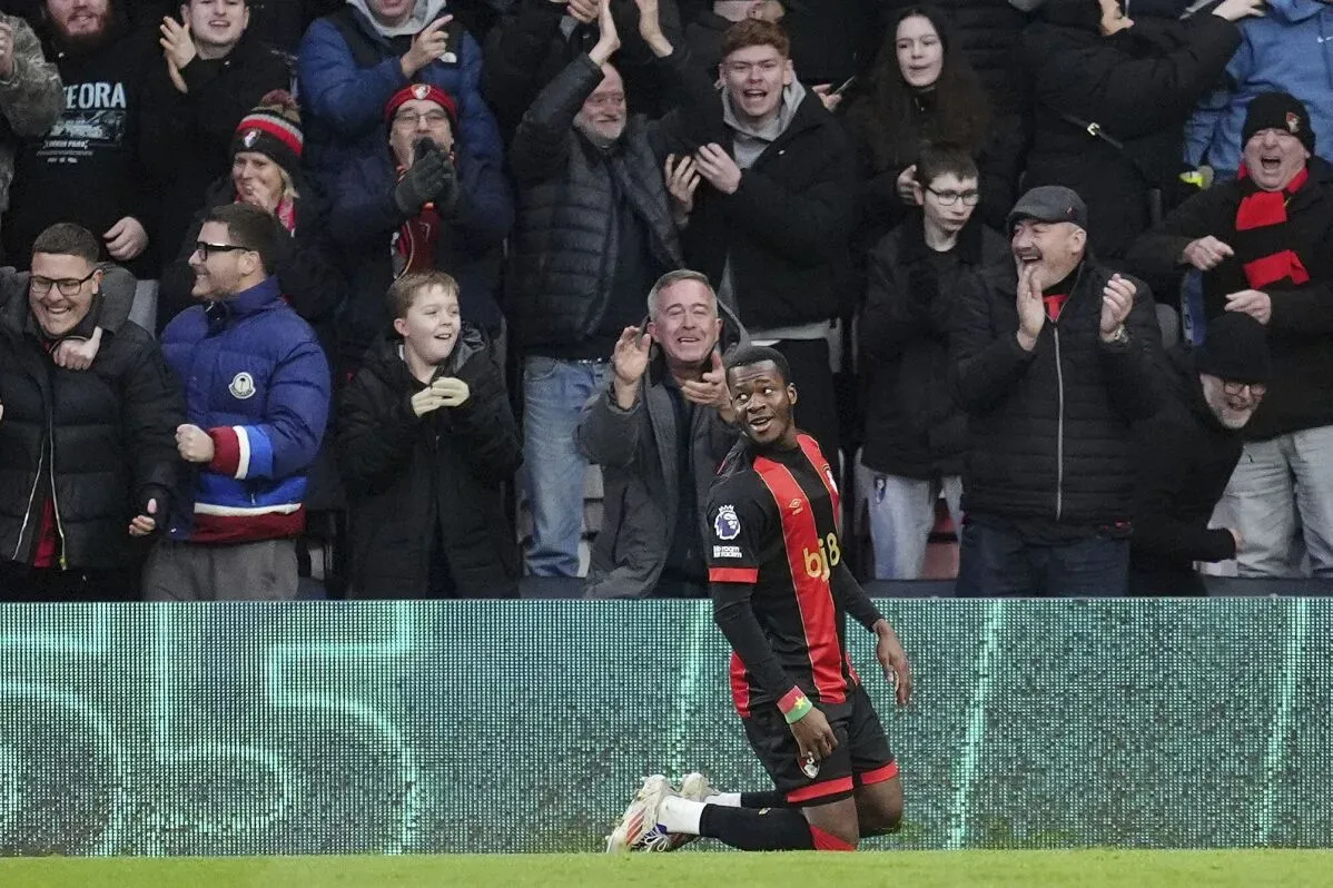 جماهير بورنموث تحتفل بأحد الأهداف خلال مباراة الفريق في الدوري الإنجليزي الممتاز، بعد فوزهم الكبير 5-0 على نوتنغهام فورست.