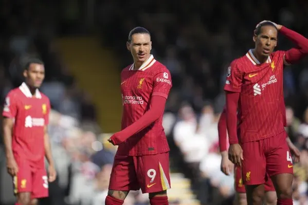 لاعبو ليفربول يظهرون خيبة أملهم بعد خسارة 3-2 أمام فولهام، مما يؤثر على آمالهم في الفوز بلقب الدوري الإنجليزي الممتاز.