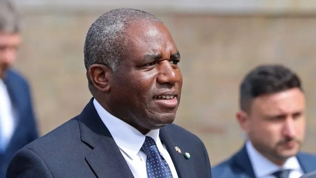 وزير الخارجية السوداني علي يوسف الشريف يتحدث في مؤتمر بلندن حول النزاع في السودان، وسط الأزمات الإنسانية في دارفور.