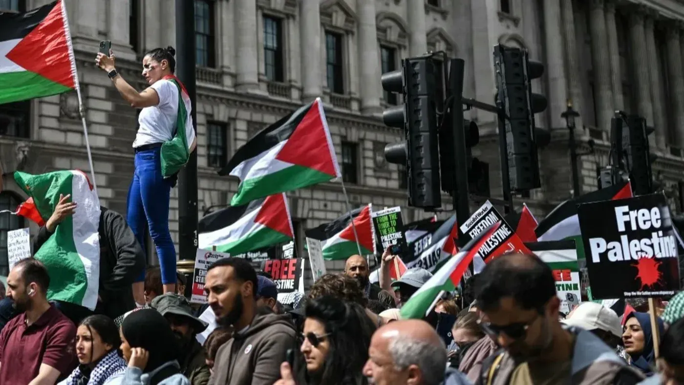 مسيرة حاشدة مؤيدة لفلسطين في لندن، حيث يحمل المتظاهرون الأعلام الفلسطينية واللافتات، تعبيرًا عن التضامن والاحتجاج.