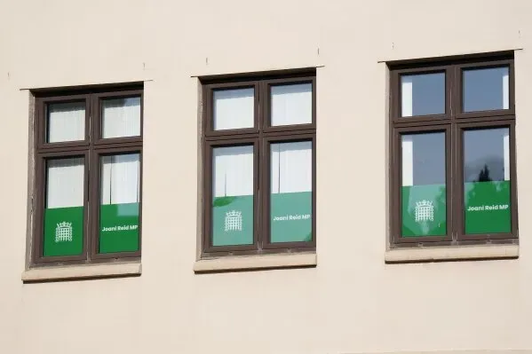 نوافذ مكتب جواني ريد، عضو البرلمان البريطاني، تظهر لافتات تشير إلى اسمها، في سياق اعتقالات تتعلق بالتجسس لصالح الصين.