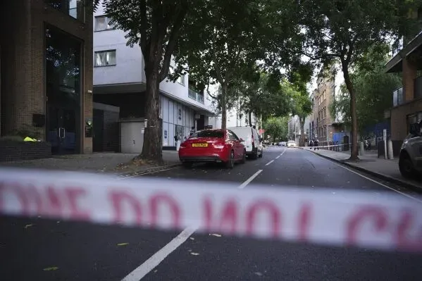 موقع الحادث في منطقة ساوثوارك بلندن، مع وجود شريط أمني يحظر الدخول، وأشجار ومركبات في الخلفية.