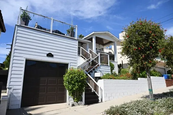 منزل ذو طابقين في لوس أنجلوس مع حديقة أمامية، يظهر في الصورة موقع تفتيش مكتب التحقيقات الفيدرالي المرتبط بالتحقيق في منطقة التعليم.