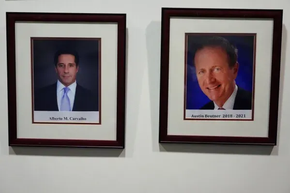 صورة لإطارين يحملان صورتي ألبرتو كارفالهو، المشرف الحالي على مدارس لوس أنجلوس، وأوستن بيتر، المشرف السابق (2018-2021).