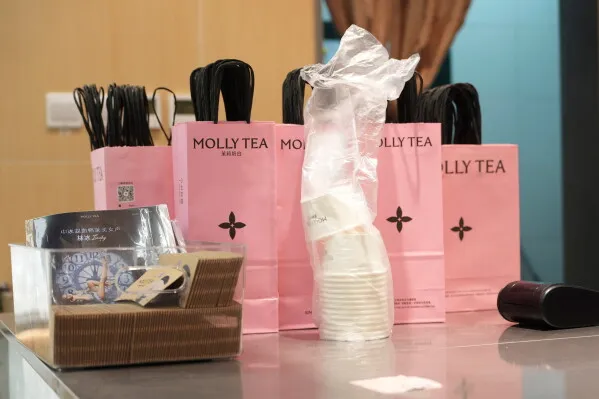 أكياس شاي وردية تحمل شعار Molly Tea على خلفية مناقشة قانونية حول انتهاك العلامة التجارية لشعار Louis Vuitton في الصين.