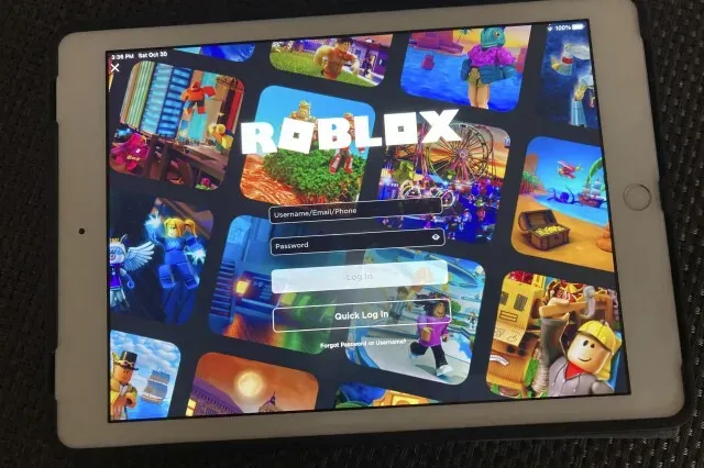 شاشة تسجيل الدخول إلى منصة Roblox تعرض مجموعة من الصور الملونة لشخصيات وألعاب متنوعة، مع حقول لإدخال اسم المستخدم وكلمة المرور.