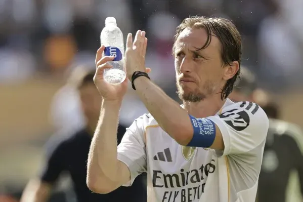 مودريتش، قائد ريال مدريد السابق، يرفع زجاجة ماء بعد انتهاء مباراة، معربًا عن مشاعره قبل انتقاله إلى ميلان.