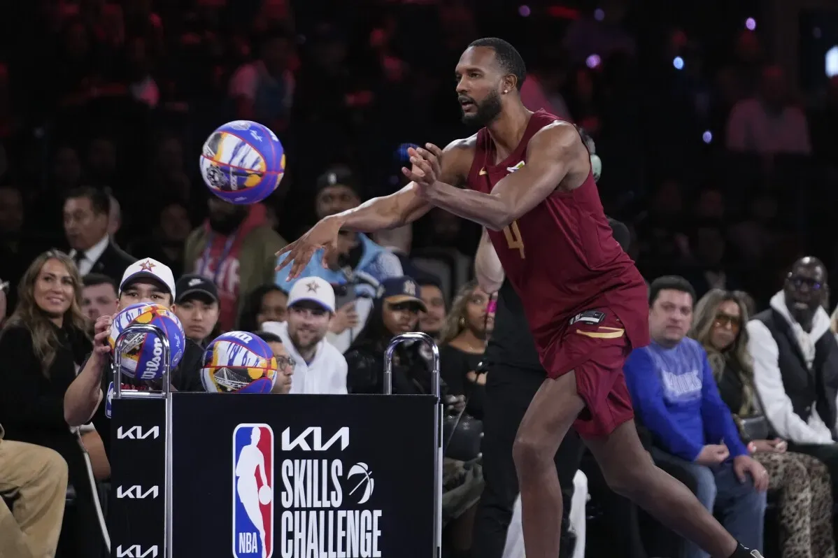 لاعب كرة سلة يقوم برمي كرة في مسابقة المهارات خلال حدث كل النجوم، مع جمهور متفاعل في الخلفية.