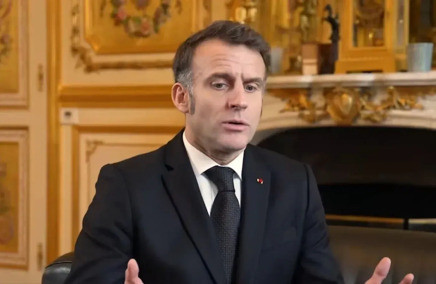 ماكرون يتحدث في مؤتمر صحفي، مع التركيز على قضايا معاداة السامية وحقوق المواطنين الفرنسيين الإسرائيليين.
