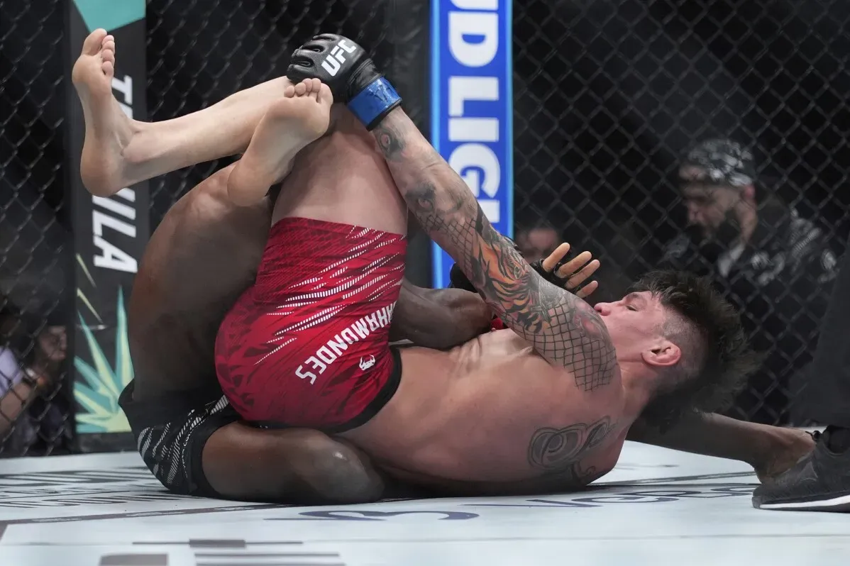 أغلق إغناسيو باهامونديس على جالين تيرنر في نزال UFC، حيث أجبره على الاستسلام بخنق مثلث في الجولة الأولى.