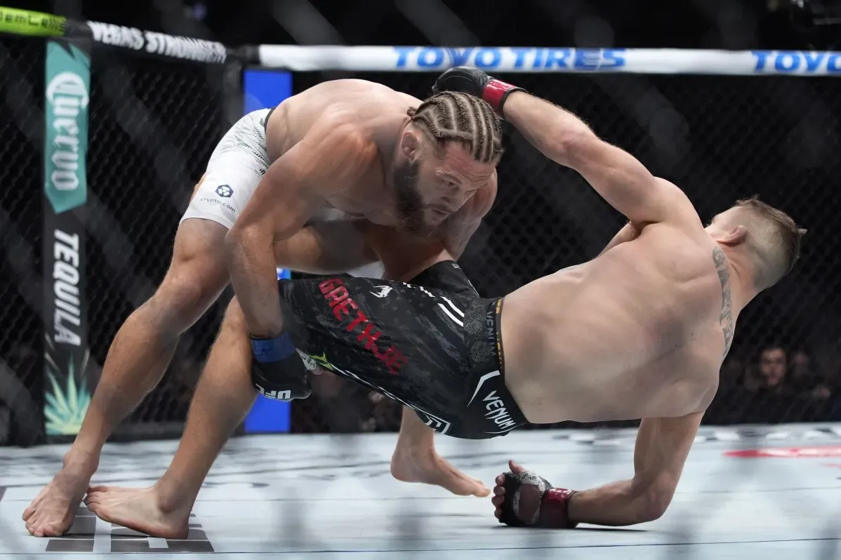ماغوميد أنكالاييف ينفذ حركة قوية ضد خصمه أليكس بيريرا في نزال UFC 313، حيث حقق فوزًا مفاجئًا بحزام الوزن الثقيل الخفيف.