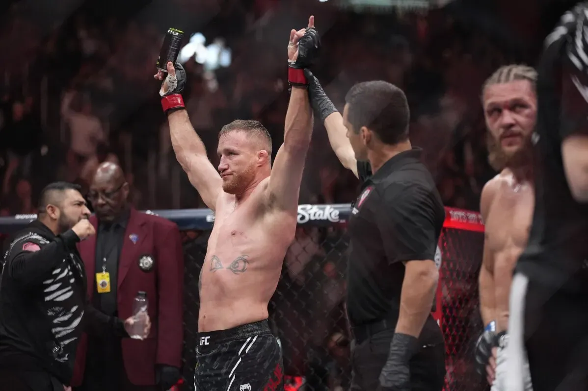 جاستن غايثجي يحتفل بفوزه في نزال UFC 313، حيث رفع يده بعد قرار الحكم بالإجماع، وسط تفاعل الجمهور.