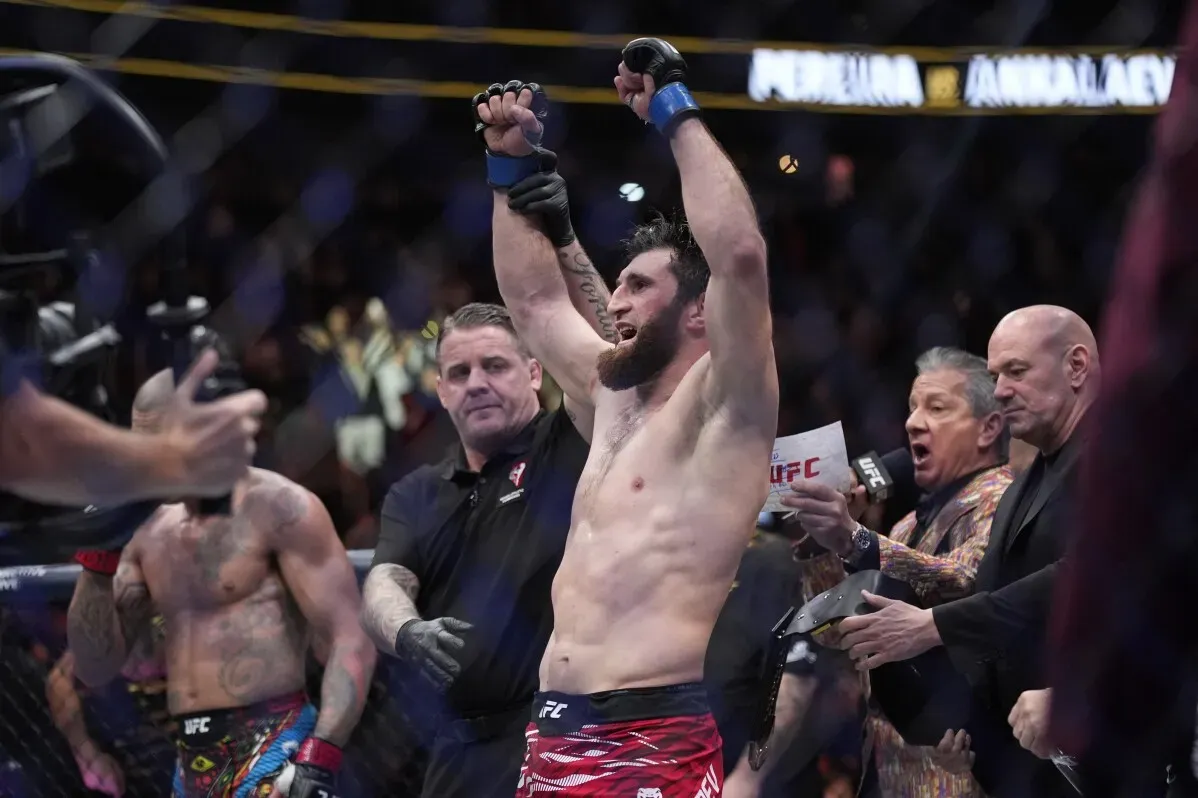 ماغوميد أنكالاييف يحتفل بفوزه ببطولة الوزن الخفيف الثقيل في UFC 313 بعد قرار بالإجماع، مع تعبير عن فرحته في الحلبة.