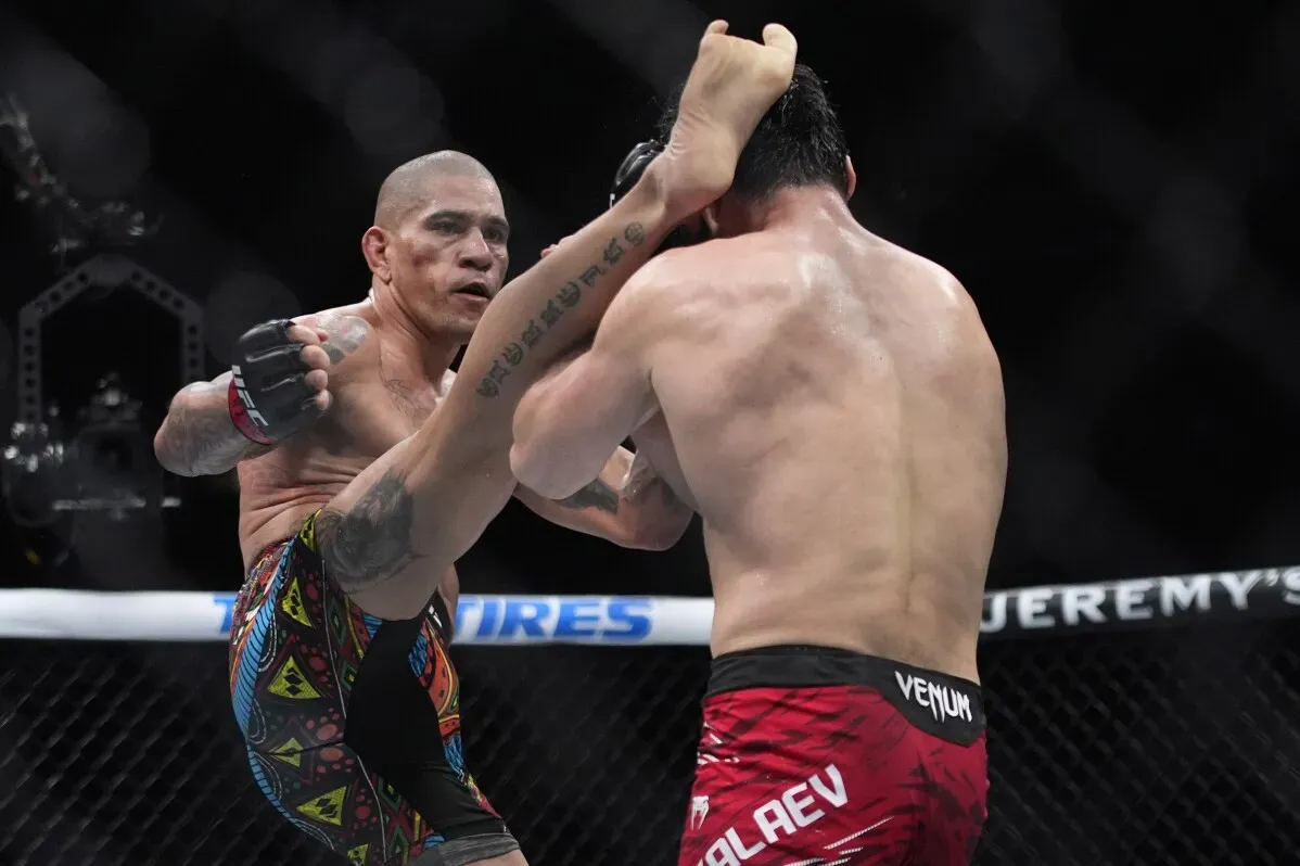 لقطة من نزال UFC 313، حيث يقوم أليكس بيريرا بتنفيذ ركلة ضد ماغوميد أنكالاييف، وسط أجواء حماسية في الحلبة.