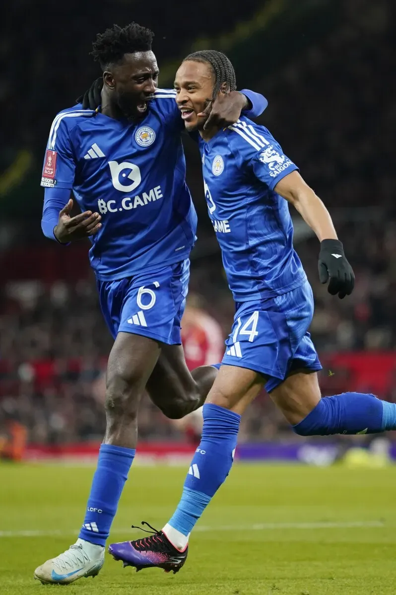 احتفال لاعبي ليستر سيتي، الذين يرتدون زيهم الأزرق، بعد تسجيل هدف في مباراة كأس الاتحاد الإنجليزي ضد مانشستر يونايتد.