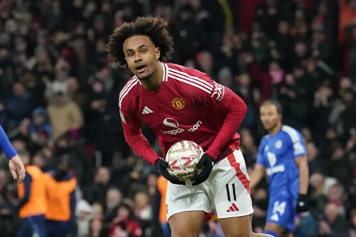 لاعب مانشستر يونايتد يحمل الكرة بعد تسجيل هدف الفوز في مباراة كأس الاتحاد الإنجليزي ضد ليستر، مع احتفالات الجماهير في الخلفية.