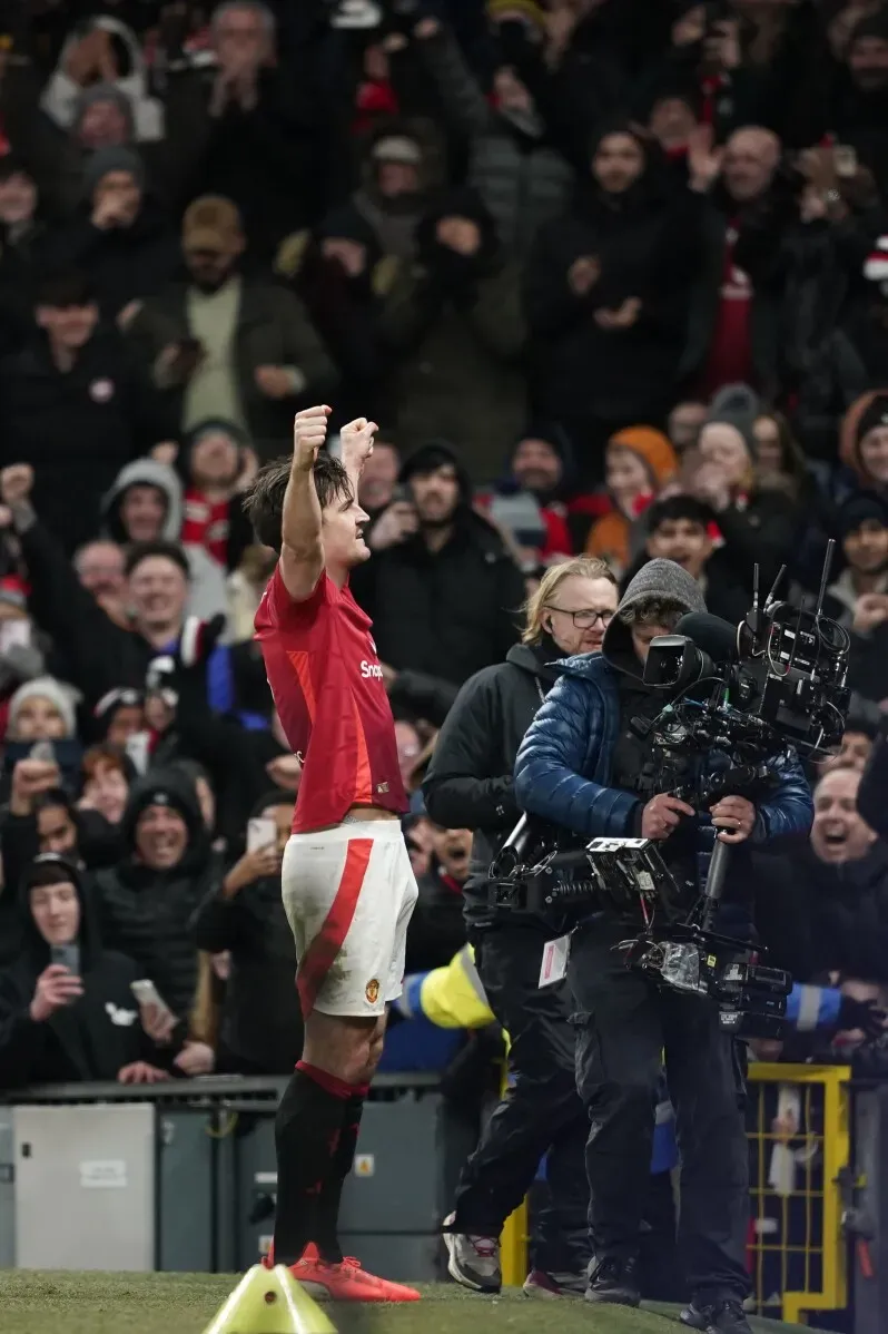 هاري ماغواير يحتفل بفوز مانشستر يونايتد على ليستر 2-1 في كأس الاتحاد الإنجليزي، وسط فرحة الجماهير في الملعب.