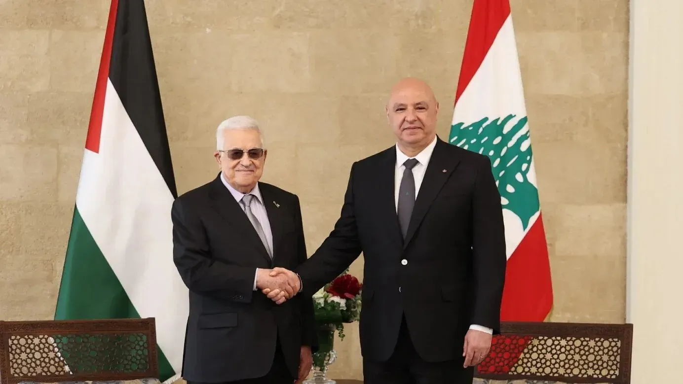 لقاء بين رئيس السلطة الفلسطينية محمود عباس ورئيس لبنان جوزيف عون، حيث يتصافحان وسط أعلام البلدين، في إطار مناقشات حول نزع سلاح الفصائل الفلسطينية.