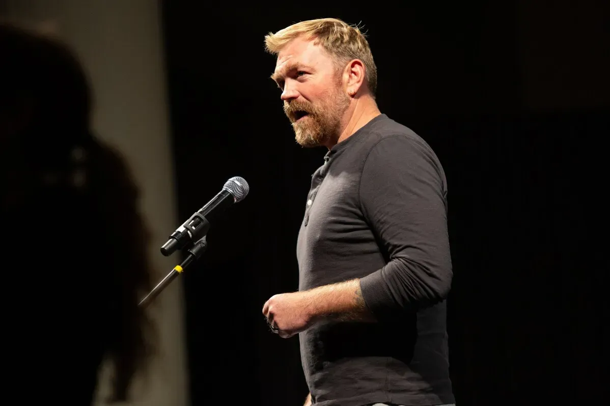 غراهام بلاتنر، مرشح مجلس الشيوخ الأمريكي من ولاية ماين، يتحدث في حدث عام، مع التركيز على قضايا سياسية واجتماعية.