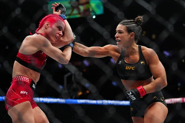 مقاتلة UFC ماكنزي ديرن تضرب خصمتها جيليان روبرتسون خلال مباراة دفاع عن لقب وزن 115 رطلاً في UFC 330.