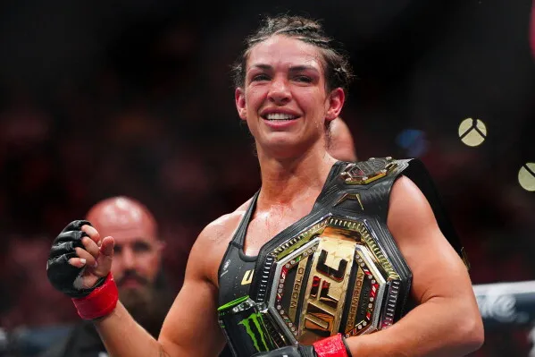 مقاتلة UFC ماكنزي ديرن تحمل حزام بطولة وزن 115 رطلاً بعد دفاعها الناجح في مباراة حماسية أمام جيليان روبرتسون.