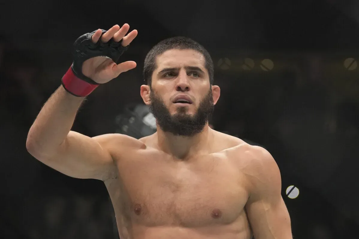 إسلام ماخاتشيف، بطل وزن خفيف UFC، يرفع يده بعد انتصار، مستعد للدفاع عن لقبه ضد أرمان تساروكيان في إنجلوود.