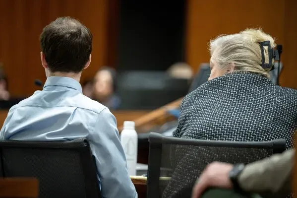 محامي المتهم Tyler Robinson يجلس في قاعة المحكمة، حيث يناقشون طلب حظر الكاميرات بسبب التغطية الإعلامية المتحيزة.