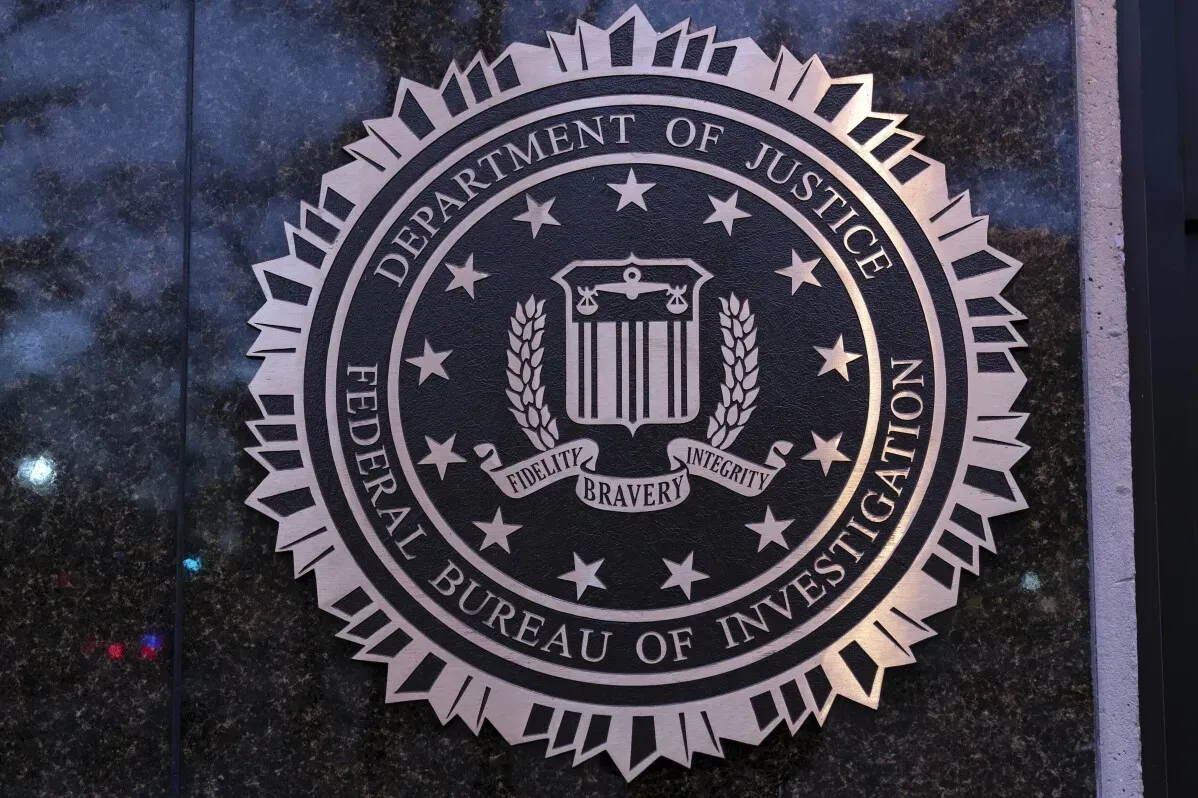 شعار مكتب التحقيقات الفيدرالي (FBI) مع عبارة \"العدالة، الأمانة، الشجاعة\"، يشير إلى التحقيقات المتعلقة بحيازة المتفجرات.