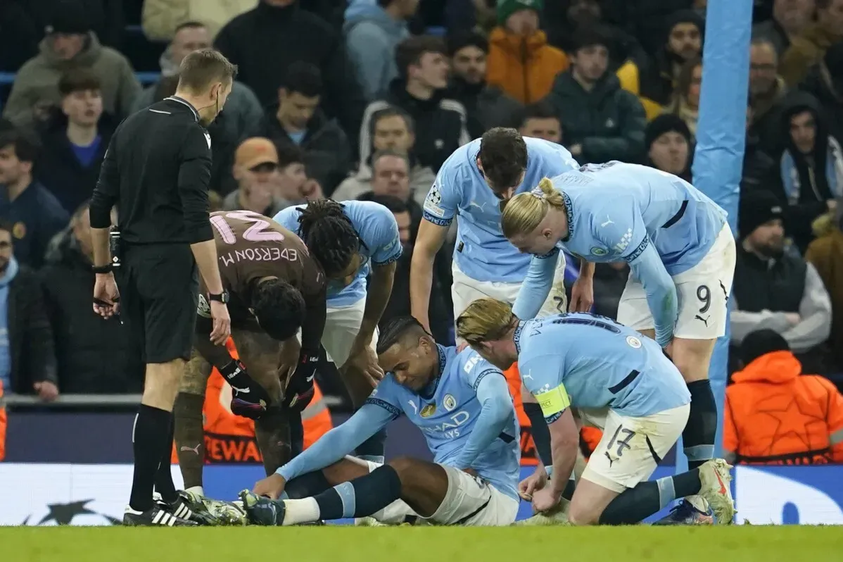 مانشستر سيتي يتجمع حول المدافع مانويل أكانجي المصاب أثناء مباراة دوري أبطال أوروبا، حيث يتلقى العلاج بعد إصابة عضلية.
