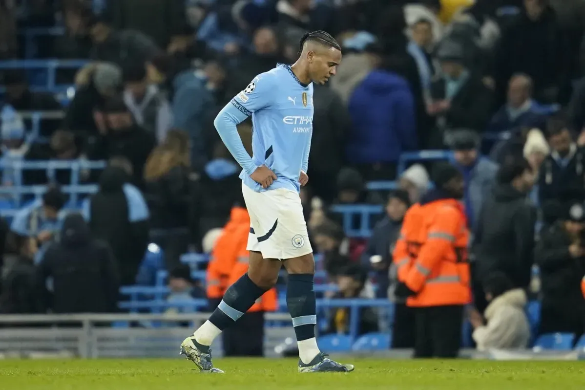 مانويل أكانجي، مدافع مانشستر سيتي، يسير على الملعب بعد تعرضه لإصابة عضلية خلال مباراة دوري أبطال أوروبا ضد ريال مدريد.
