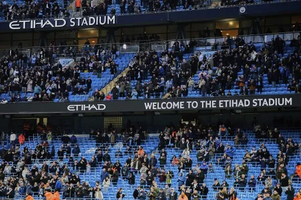 مدرجات ملعب الاتحاد في مانشستر سيتي، مع وجود مشجعين في بعض الأماكن، تعبيرًا عن استيائهم من ارتفاع أسعار التذاكر.