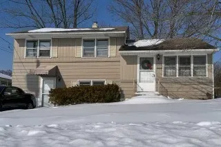 منزل عائلة ستيفنسون في ويلمنجتون، ديلاوير، مغطى بالثلوج، حيث وقعت حادثة وفاة الزوجة ليندا ستيفنسون في ديسمبر الماضي.