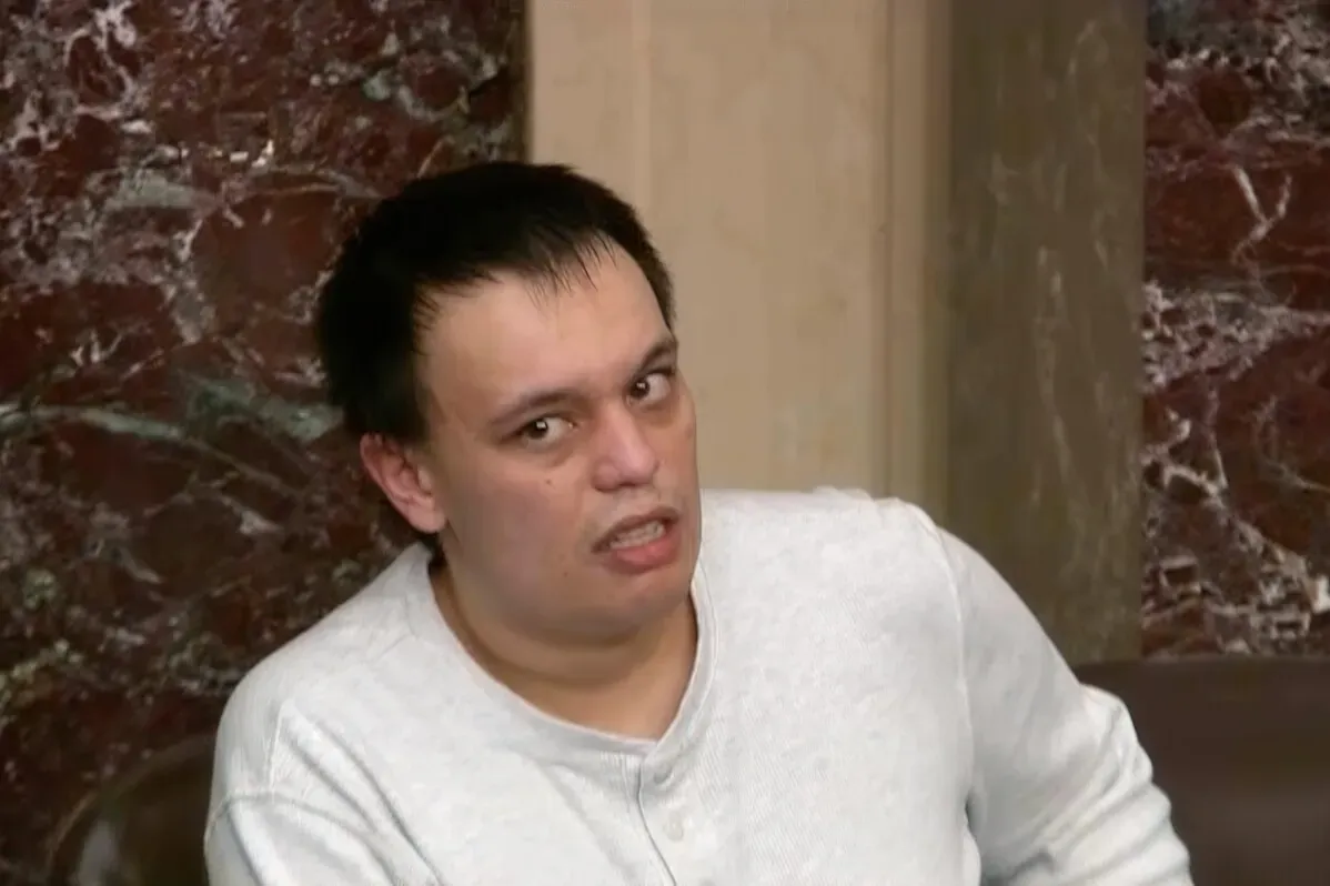 رجل متهم بالتهديد بقتل زعيم الأقلية في مجلس النواب حكيم جيفريز، بعد أن تم العفو عنه سابقًا بسبب اقتحام الكابيتول.