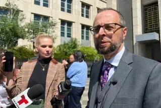 محامٍ يتحدث أمام المحكمة حول قضية Carlos Ivan Mendoza Hernandez، الذي أُصيب بطلقات نارية خلال اعتقاله من قبل عناصر الهجرة في كاليفورنيا.