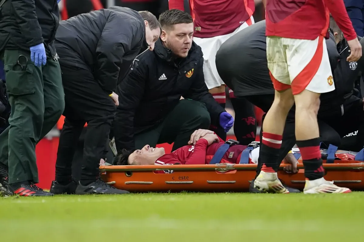 لاعب مانشستر يونايتد ليساندرو مارتينيز مُمدد على نقالة بعد تعرضه لإصابة خطيرة في مباراة ضد كريستال بالاس.